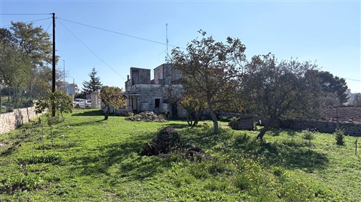 Antico Fabbricato Alle Porte di Putignano, Parzialmente In Pietra e Terreno.